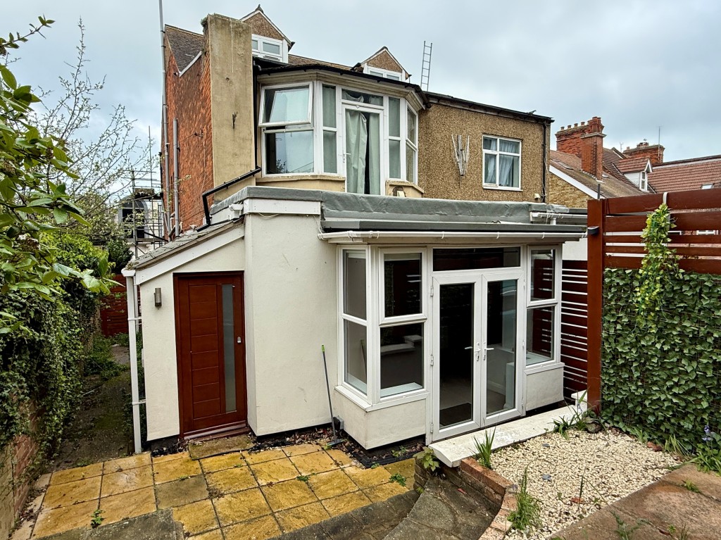 Lot: 1 - WELL PRESENTED TWO-BEDROOM FLAT WITH GARDEN AND PARKING - Private entrance into flat